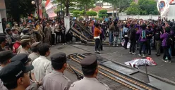 Pagar Gedung DPRD Kota Bogor roboh akibat dibuka paksa oleh mahasiswa dalam aksi tolak tunjangan DPR RI, Kamis 28 Agustus 2025. (Sumber: POSKOTA | Foto: Giffar Rivana)