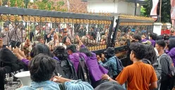 Mahasiswa mendorong pintu untuk memaksa masuk Gedung DPRD Kota Bogor saat demonstrasi, Kamis, 28 Agustus 2025. (Sumber: Poskota/Giffar Rivana)