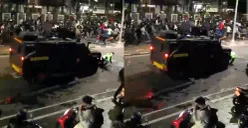 Tangkap layar driver ojol dilindas kendaraan taktis (rantis) yang digunakan untuk membubarkan massa aksi unjuk rasa.
