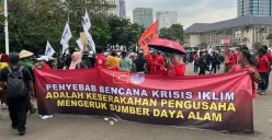 Masa menggelar aksi demonstrasi di Kawasan Monas, Gambir, Jakarta Pusat, Kamis, 28 Agustus 2025. (Sumber: Poskota/Muhammad Tegar Jihad)