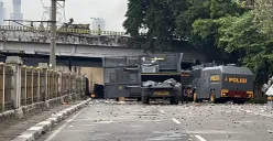 Kondisi di lokasi kericuhan massa pendemo dengan polisi di kawasan Pejompongan, Tanah Abang, Jakarta Pusat, Kamis, 28 Agustus 2025. (Sumber: POSKOTA | Foto: Pandi Ramedhan)