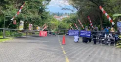 Gerbang masuk Lembang Park Zoo, Kelurahan Sukajaya, Kecamatan Lembang, Kabupaten Bandung Barat, ditutup petugas, Kamis, 28 Agustus 2025. (Sumber: Poskota/Gatot Poedji Utomo)