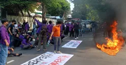 Mahasiswa memblokade jalan Pemuda Kota Bogor saat demo di depan Gedung DPRD Kota Bogor, Kamis, 28 Agustus 2025. (Sumber: Poskota/Giffar Rivana)