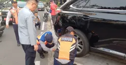 Petugas menggembol ban mobil yang terparkir sembarangan di Jalan Raya Margonda, Beji, Kota Depok, Kamis, 28 Agustus 2025. (Sumber: Dok. Warga)