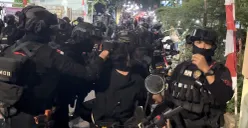 Penangkapan sejumlah demonstran oleh anggota Brimob di dekat Polsek Palmerah, Kamis, 28 Agustus 2025. (Sumber: POSKOTA | Foto: Pandi Ramedhan)