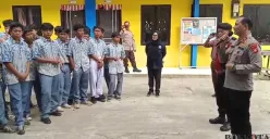 Kapolsek Bojongsari, Kompol Fauzan Thohari bersama anggota memberikan sosialisasi dan imbauan bagi pelajar SMA STB Sawangan, Kota Depok. (Sumber: Poskota/Angga Pahlevi)