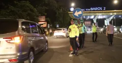 Anggota Polres Cimahi siaga di Gerbang Tol Baros, Kamis malam, 28 Agustus 202, guna mencegah pelajar ikut demonstrasi ke Jakarta. (Sumber: POSKOTA | Foto: Gatot Poedji Utomo)