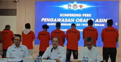 Tujuh WNA diamankan Kantor Imigrasi Bekasi atas dugaan penggunaan sponsor fiktif untuk mengurus izin tinggal, Kamis, 28 Agustus 2025. (Sumber: Poskota/Nurpini Aulia Rapika)