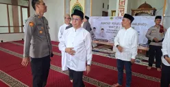 Kapolsek Tajurhalang Iptu Raden Suwito usai memberikan himbauan kamtibmas kepada warga dan tokoh agama dalam kegiatan Jumat Keliling di Masjid Besar Nurul Qomar, Tajurhalang, Kabupaten Bogor, Jumat, 29 Agustus 2025. (Sumber: Poskota/Angga Pahlevi)