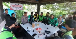 Kapolsek Beji Kompol Josman Harianja dan komunitas Ojol Depok di Pos Pertigaan Margonda Raya-Juanda, Kota Depok, Jumat, 29 Agustus 2025. (Sumber: Poskota/Angga Pahlevi)