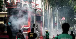 Massa aksi dan polisi bentrok di depan Mako Brimob Polda Metro Jaya, Kecamatan Senen, Jakarta Pusat, Jumat, 29 Agustus 2025. (Sumber: Poskota/Bilal Nugraha Ginanjar)