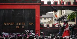 Massa aksi berdemonstrasi di depan Satuan Brimob Polda Metro Jaya, Kecamatan Senen, Jakarta Pusat, Jumat, 29 Agustus 2025. (Sumber: Poskota/Bilal Nugraha Ginanjar)
