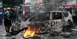Mobil hangus terbakar saat demonstrasi di depan Satuan Brimob Polda Metro Jaya, Kecamatan Senen, Jakarta Pusat, Jumat, 29 Agustus 2025. (Sumber: Poskota/Bilal Nugraha Ginanjar)