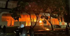 Halte Busway Sentral Senen, Jakarta Pusat, dibakar masa aksi, Jumat, 29 Agustus 2025. (Sumber: Poskota/Muhammad Tegar Jihad)