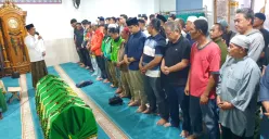 Potret Anies Baswedan yang turut serta ikut melaksanakan salat jenazah Affan Kurniawan di Masjid Jami Al-Falaah, Menteng, Jakarta Pusat pada Jumat 29 Agustus 2025. (Sumber: Poskota/Bilal Ginanjar Nugraha)