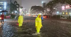 Petugas Polres Metro Depok melakukan penjagaan di titik genangan banjir di Jalan Raya Margonda, Kota Depok, Jumat, 29 Agustus 2025. (Sumber: Dok. Polres Metro Depok)