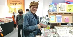 Budayawan Sunda, Budi Setiawan Garda Pandawa, saat mengunjungi workshop BBW di Kotabaru Parahyangan, Bandung Barat, Jumat 29 Agustus 2025. (Sumber: Poskota/Gatot Poedji Utomo)