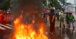 Potret aksi demonstrasi di depan gedung DPRD Jawa Barat pada Jumat, 29 Agustus 2025. (Sumber: X/@barengwarga)