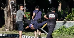 Massa aksi terlihat diangkut ke pinggir jalan saat demonstrasi di Mako Brimob Polda Metro Jaya, Kwitang, Jakarta Pusat, Jumat, 29 Agustus 2025. (Sumber: Poskota/Bilal Nugraha Ginanjar)
