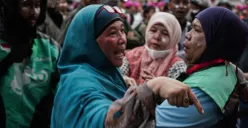 Massa aksi dari kalangan ibu-ibu terlibat dalam demonstrasi (Sumber: Poskota/Bilal Nugraha Ginanjar)