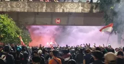 Suasana saat Halte TransJakarta depan Polda Metro Jaya, Jakarta Selatan, dibakar, Jumat, 29 Agustus 2025. (Sumber: Poskota/Ali Mansur)