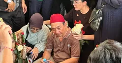 Isak tangis keluarga pecah saat jenazah driver ojol Affan Kurniawan dimasukkan ke liang lahat di TPU Karet Bivak, Jakarta Pusat, Jumat, 29 Agustus 2025. (Sumber: Poskota/Pandi Ramedhan)