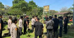 Kapolda Metro Jaya Irjen Asep Edi Suheri menyambangi TPU Karet Bivak, tempat persemayaman terakhir driver ojol yang tewas dilindas mobil kendaraan taktis polisi, Jumat, 29 Agustus 2025. (Sumber: Poskota/Pandi Ramedhan)
