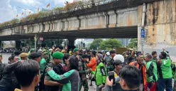 Kapolda Metro Jaya Irjen Asep Edi Suheri diteriaki pembunuh oleh para driver ojol usai mengikuti prosesi pemakaman Affan Kurniawan di TPU Karet Bivak, Jakarta Pusat, Jumat, 29 Agustus 2025. (Sumber: Poskota/Pandi Ramedhan)