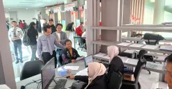Pemkab Bogor gelar pelayanan 80 jam nonstop, di Mal Pelayanan Publik DPMPTSP Kabupaten Bogor, Jumat 29 Agustus 2026. (Sumber: Poskota/Giffar Rivana)