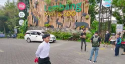 Petugas Lembang Park Zoo terpaksa memutar balikan pengunjung, demi keselamatan. Jumat 29 Agustus 2025. (Sumber: Poskota/Gatot Poedji Utomo)