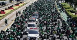 Lautan pengemudi ojol di Jalan Jenderal Sudirman, Jakarta Selatan, mengantarkan jenazah Affan Kurniawan ke TPU Karet Bivak, Karet Tengsin, Kecamatan Tanah Abang, Jakarta Pusat, Jumat, 29 Agustus 2025. (Sumber: Poskota/Bilal Nugraha Ginanjar)