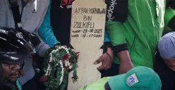 Kayu nisan bertuliskan Affan Kurniawan di TPU Karet Bivak, Karet Tengsin, Kecamatan Tanah Abang, Jakarta Pusat, Jumat, 29 Agustus 2025. (Sumber: Poskota/Bilal Nugraha Ginanjar)