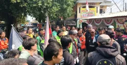 Ratusan ojol sedang bersiap aksi di Jalan Insinyur H. Juanda, Bekasi Timur, Kota Bekasi, Jumat, 29 Agustus 2025. (Sumber: Poskota/Nurpini Aulia Rapika)