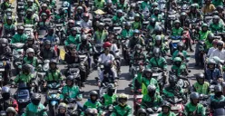 Massa ojol mengawal jenazah Affan Kurniawan ke TPU Karet Bivak, Karet Tengsin, Kecamatan Tanah Abang, Jakarta Pusat, Jumat, 29 Agustus 2025. (Sumber: Poskota/Bilal Nugraha Ginanjar)