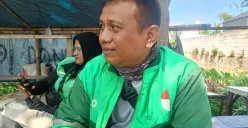 Pengendara ojol menyesalkan Affan Kurniawan tewas dilindas rantis milik Brimob di Cibinong, Kabupaten Bogor, Jumat, 29 Agustus 2025. (Sumber: Poskota/Giffar Rivana)
