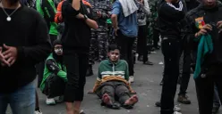 Ilustrasi, seorang massa aksi terlihat kelelahan dalam demonstrasi di depan Satuan Brimob Polda Metro Jaya, Kecamatan Senen, Jakarta Pusat, Jumat, 29 Agustus 2025. (Sumber: Poskota/Bilal Nugraha Ginanjar)
