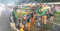 petugas kebersihan Dinas Lingkungan Hidup Jakarta saat melakukan operasi pembersihan sampah pasca demo di sekitar Gedung DPR/MPR, Jalan Pemuda Senayan, dan Jalan Pejompongan. (Sumber: Kominfotik Dinas LH Jakarta)