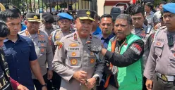 Kapolda Banten, Brigjen Pol Hengki menemui komunitas ojol saat menggelar aksi solidaritas di Mapolda Banten, Jumat, 29 Agustus 2025. (Sumber: Dok. Polda Banten)