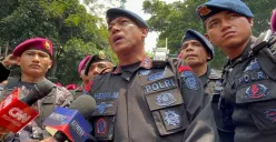 Dansat Brimob Polda Metro Jaya, Kombes Henik Maryanto saat menemui massa aksi di depan Mako Brimob, Kwitang, Jakarta Pusat, Jumat, 29 Agustus 2025. (Sumber: Poskota/Muhammad Tegar Jihad)