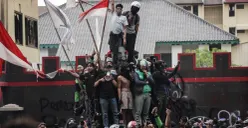 Beberapa massa aksi naik ke atas patung Komjen (Purn) Dr. H. Moehammad Jasin di Marko Brimob Polda Metro Jaya, Kecamatan Senen, Jakarta Pusat, Jumat, 29 Agustus 2025. (Sumber: Poskota/Bilal Nugraha Ginanjar)