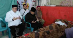 Gubernur Jakarta Pramono Anung melayat ke rumah duka salah satu pengemudi ojek online Affan Kurniawan di Jalan Lasem, Menteng, Jakarta Pusat, pada Jumat, 29 Agustus 2025. (Sumber: Kominfotik Pemprov DKI Jakarta)