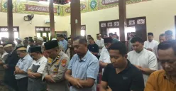 Jajaran Polresta Tangerang melaksanakan salat ghaib di Masjid Al-Latif, Mapolresta Tangerang, Jumat, 29 Agustus 2025. (Sumber: Dok. Polresta Tangerang)