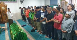 Salat jenazah Affan Kurniawan. (Sumber: Poskota/Bilal)