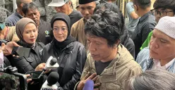 Anggota DPR RI, Adian Napitupulu, menyampaikan keterangan kepada awak media usai melayat ke rumah duka Affan Kurniawan, driver ojol yang tewas dilindas rantis Brimob, Sabtu, 30 Agustus 2025. (Sumber: POSKOTA | Foto: Pandi Ramedhan)