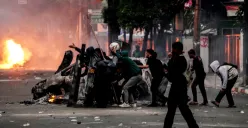 Potret aksi massa di area Brimob Kwitang pada Jumat, 29 Agustus 2025. (Sumber: Poskota/Bilal Ginanjar Nugraha)