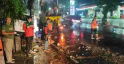 DLH angkut sampah pasca demo. (Sumber: jakarta.go.id)