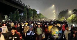 Situasi di sekitar flyover Slipi yang dipenuhi massa yang berusaha mendekati kawasan gedung DPR RI, Sabtu, 30 Agustus 2025 tengah malam. (Sumber: POSKOTA | Foto: Pandi Ramedhan)