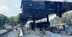 Kondisi gerbang Tol Pejompongan di Tanah Abang, Jakarta Pusat, Sabtu, 30 Agustus 2025. (Sumber: Poskota/Pandi Ramedhan)