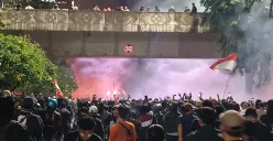 Massa melakukan pembakaran fasilitas publik. (Sumber: Poskota/Ali Mansur)