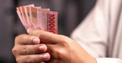 Cek info pencairan bansos KPDJ 2025 sebesar Rp300.000. (Sumber: Pexels/Defrino Maasy)